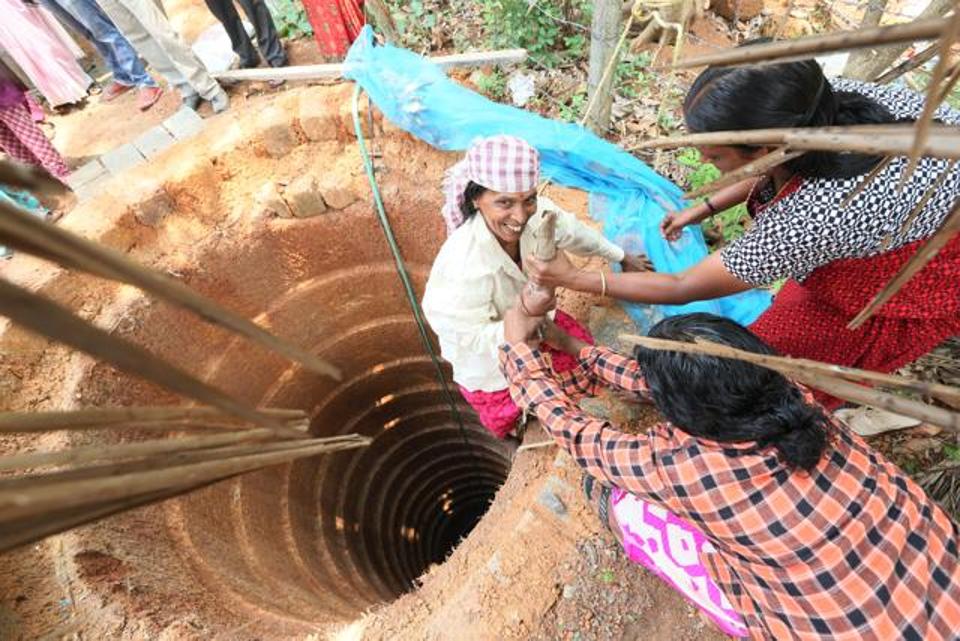 ಆತ್ಮವಿಶ್ವಾಸ ಮತ್ತು ದೃಢ ಸಂಕಲ್ಪಕ್ಕೆ ಬರವಿಲ್ಲ: 180 ಬಾವಿಗಳನ್ನು ತೋಡಿದ ಕೇರಳದ ಮಹಿಳೆಯರು !